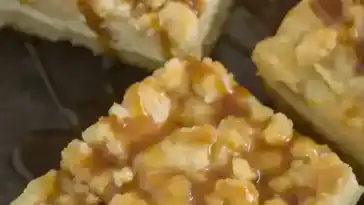 Apfel-Cheesecake mit Streuseln