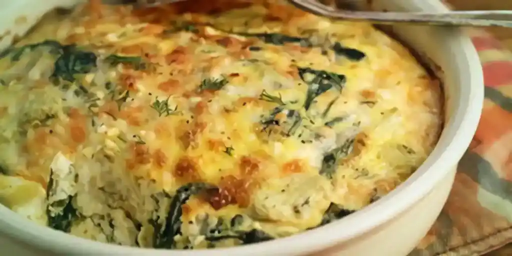 Auflauf mit Geflügel, Blumenkohl, Paprika und Feta