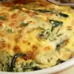 Auflauf mit Geflügel, Blumenkohl, Paprika und Feta