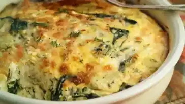 Auflauf mit Geflügel, Blumenkohl, Paprika und Feta