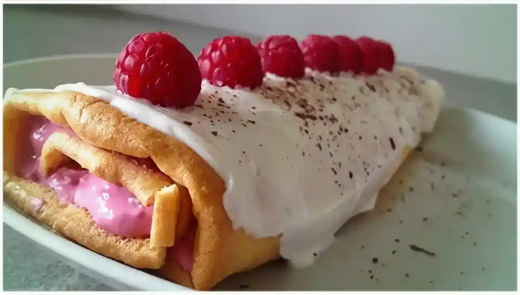 Biskuitrollen mit Himbeer-Quark-Füllung (proteinreich und schnell gemacht)