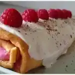Biskuitrollen mit Himbeer-Quark-Füllung (proteinreich und schnell gemacht)