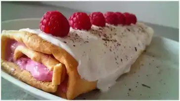 Biskuitrollen mit Himbeer-Quark-Füllung (proteinreich und schnell gemacht)