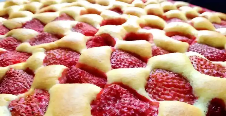 Der beste Erdbeer-Biskuitkuchen vom Blech
