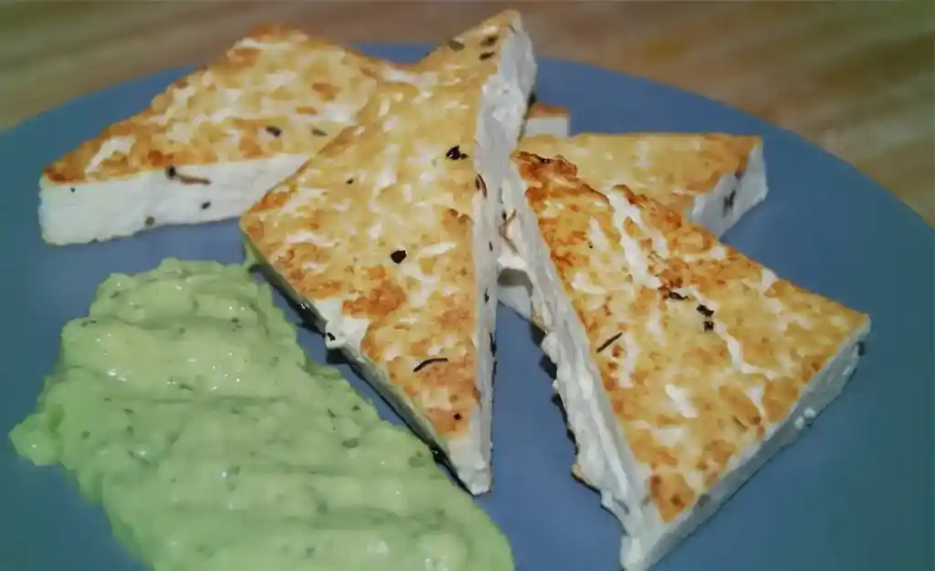 Gebratener Tofu mit Nusskruste und Avocadocreme