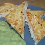 Gebratener Tofu mit Nusskruste und Avocadocreme
