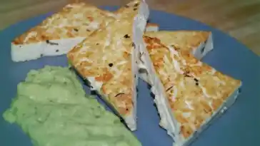 Gebratener Tofu mit Nusskruste und Avocadocreme