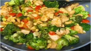 Hähnchenpfanne mit Gemüse und Cashewnüssen Low Carb