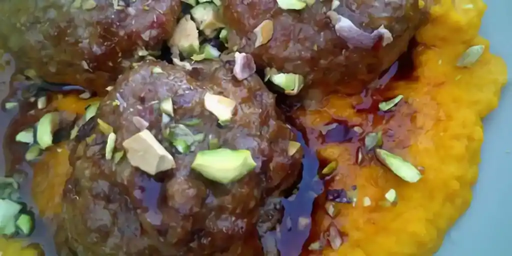 Kalorienarme Frikadellen und Möhren-Püree