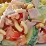 Kalorienarme Wurst-Käse Salat mit Wurst, Käse, Gurke und Tomate