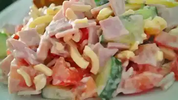 Kalorienarme Wurst-Käse Salat mit Wurst, Käse, Gurke und Tomate