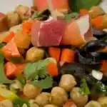 Kichererbsensalat Mit Feta-Schinken-Spiessen