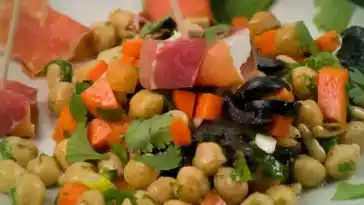 Kichererbsensalat Mit Feta-Schinken-Spiessen