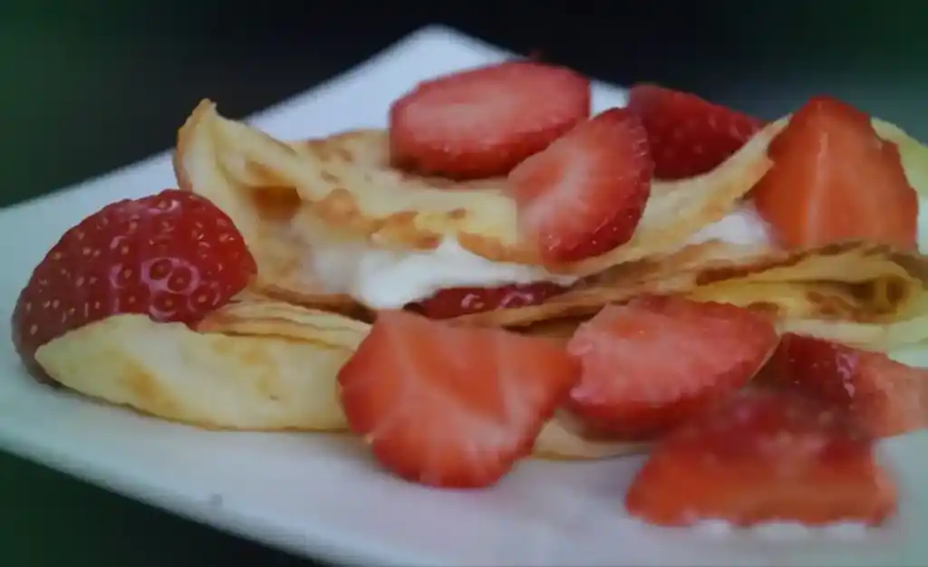 Kokoscrêpe mit Erdbeeren
