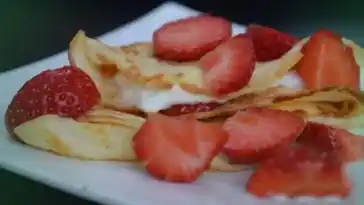 Kokoscrêpe mit Erdbeeren