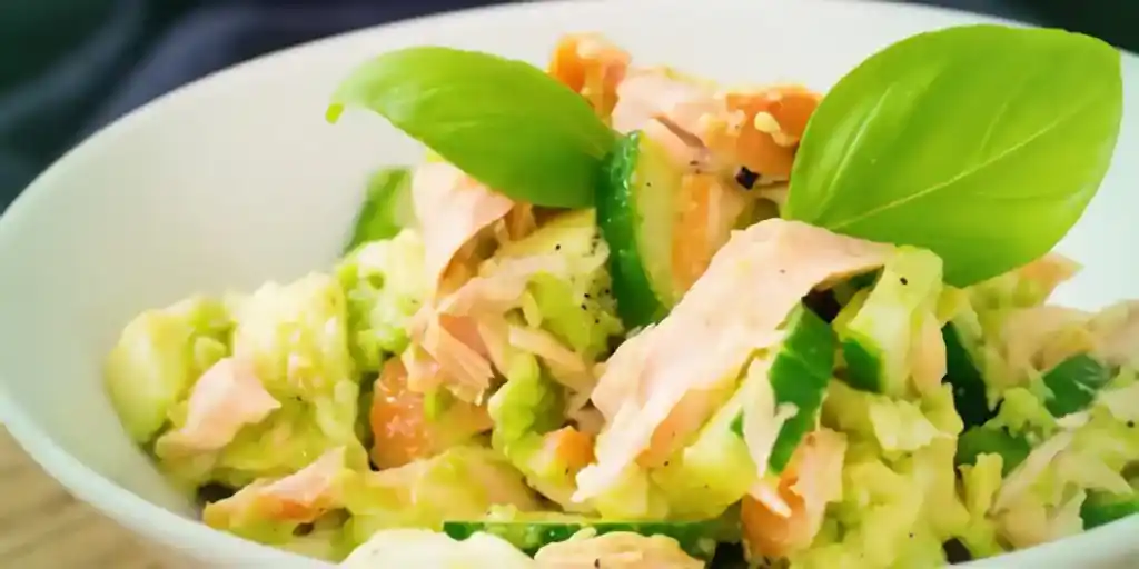 Low Carb Avocado-Lachs Bowl