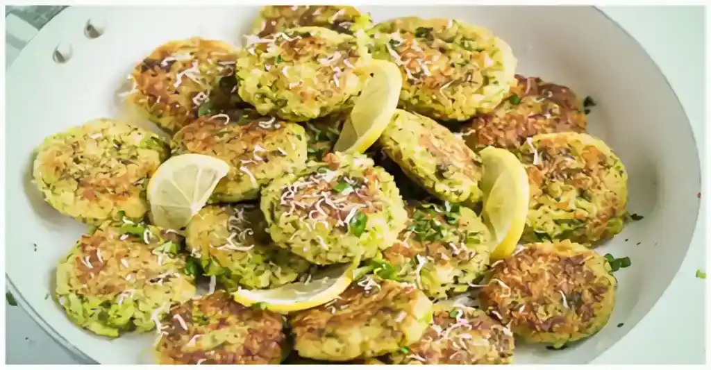 Low Carb Brokkoli Puffer mit frischen Kräutern