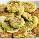Low Carb Brokkoli Puffer mit frischen Kräutern