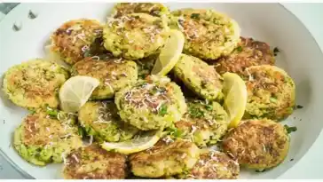 Low Carb Brokkoli Puffer mit frischen Kräutern
