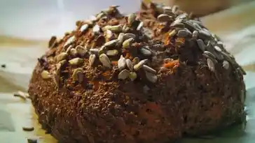 Low-Carb Brot mit Sonnenblumenkernen
