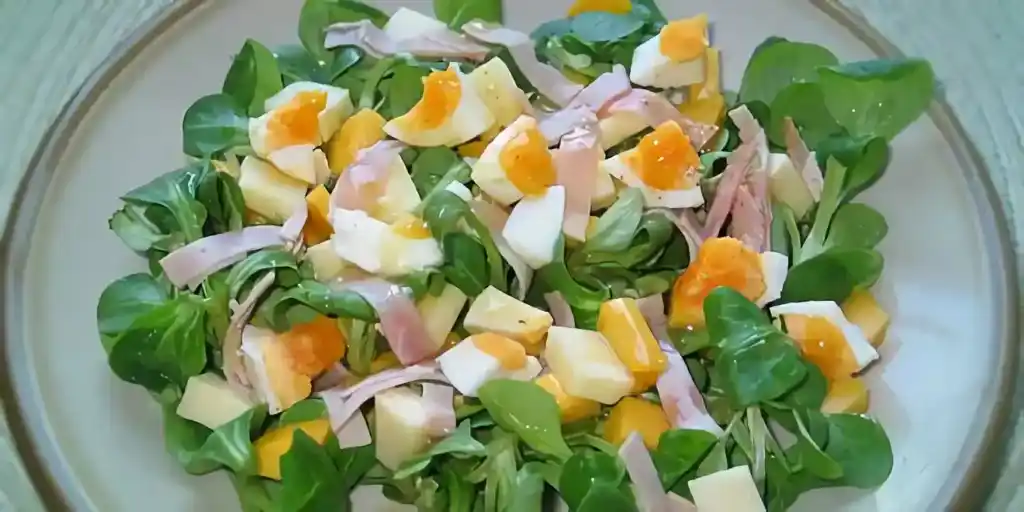 Low Carb Fruchtiger Feldsalat mit Mango und Schinken