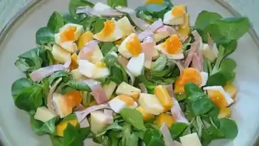 Low Carb Fruchtiger Feldsalat mit Mango und Schinken