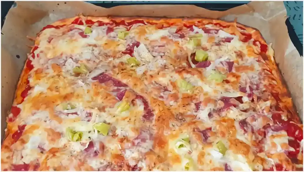 Low Carb Pizza mit Käse-Frischkäse-Boden