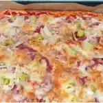 Low Carb Pizza mit Käse-Frischkäse-Boden