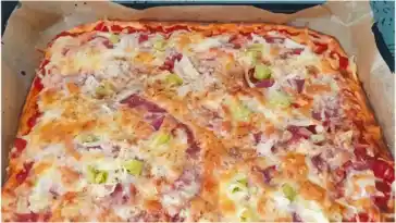 Low Carb Pizza mit Käse-Frischkäse-Boden