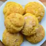 Mandelkekse Zutaten: 250 g Mandelmehl oder gemahlenen Mandeln 100 g Xylit (Zuckerersatz) 125 g Butter, weich 1 Ei(er) 1 Prise(n) Salz 4 Tropfen Bittermandelaroma oder Vanillearoma Zubereitung: Den Backofen auf 150 °C Umluft vorheizen. Alle Zutaten in einer Rührschüssel mit den Händen verkneten. Mit Hilfe zweier Teelöffel etwa walnussgroße Portionen auf ein Backblech mit Backpapier legen und mit einer Gabel leicht andrücken. Auf genügend Abstand achten, da die Kekse etwas auseinander laufen. Dann ca. 20 Minuten backen. Die fertigen Kekse auskühlen lassen, da sie anfangs noch sehr weich sind. Ich bekomme etwa zwei Bleche raus. Man kann die Kekse auch variieren und daraus Schoko-Mandelkekse machen. Dafür 2 – 3 EL Kakaopulver unterrühren oder zuckerfreie Zartbitter-Schoko-Tropfen unterheben. Man kann auch Zimtpulver zufügen.Der Phantasie sind keine Grenzen gesetzt.