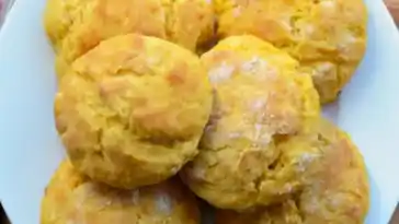 Mandelkekse Zutaten: 250 g Mandelmehl oder gemahlenen Mandeln 100 g Xylit (Zuckerersatz) 125 g Butter, weich 1 Ei(er) 1 Prise(n) Salz 4 Tropfen Bittermandelaroma oder Vanillearoma Zubereitung: Den Backofen auf 150 °C Umluft vorheizen. Alle Zutaten in einer Rührschüssel mit den Händen verkneten. Mit Hilfe zweier Teelöffel etwa walnussgroße Portionen auf ein Backblech mit Backpapier legen und mit einer Gabel leicht andrücken. Auf genügend Abstand achten, da die Kekse etwas auseinander laufen. Dann ca. 20 Minuten backen. Die fertigen Kekse auskühlen lassen, da sie anfangs noch sehr weich sind. Ich bekomme etwa zwei Bleche raus. Man kann die Kekse auch variieren und daraus Schoko-Mandelkekse machen. Dafür 2 – 3 EL Kakaopulver unterrühren oder zuckerfreie Zartbitter-Schoko-Tropfen unterheben. Man kann auch Zimtpulver zufügen.Der Phantasie sind keine Grenzen gesetzt.