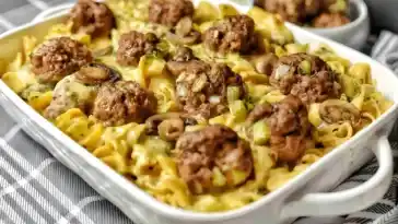 Nudeln mit Pilzsoße und Hackbällchen