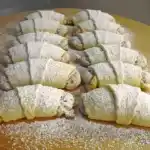Rumänische Nusshörnchen aus Sauerrahmteig