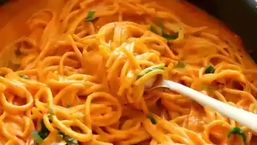 SPAGHETTI IN ROTER PAPRIKASAUCE