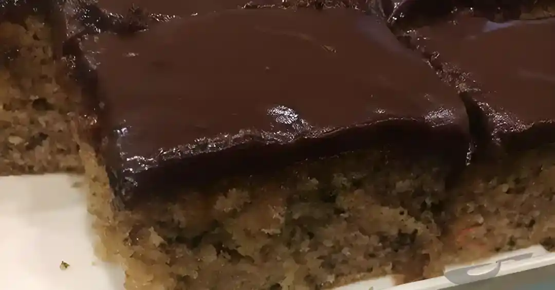 Schneller Nuss-Apfelkuchen mit Schokoglasur
