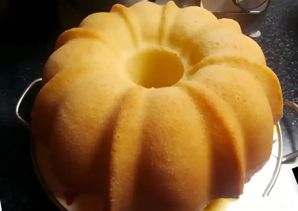 Schneller saftiger Gugelhupf – ein Tassenrezept