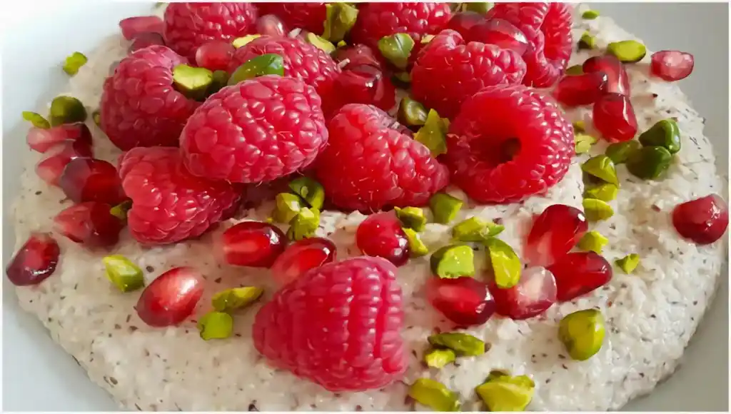 Starten Sie den Tag mit einem cremigen Nuss Porridge – das perfekte Frühstück für einen gesunden Lebensstil