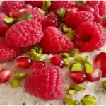 Starten Sie den Tag mit einem cremigen Nuss Porridge – das perfekte Frühstück für einen gesunden Lebensstil