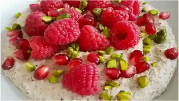 Starten Sie den Tag mit einem cremigen Nuss Porridge – das perfekte Frühstück für einen gesunden Lebensstil