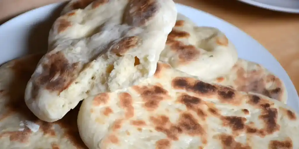 Super schnelle mit Käse gefüllte Knoblauchfladen