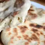 Super schnelle mit Käse gefüllte Knoblauchfladen