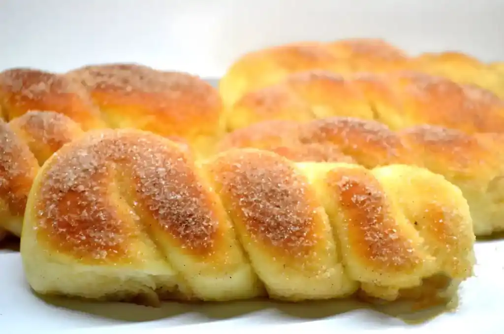 Zimt-Hefezöpfe aus dem Backofen