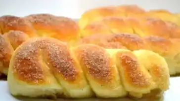 Zimt-Hefezöpfe aus dem Backofen