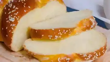 Zimt-Hefezöpfe aus dem Backofen