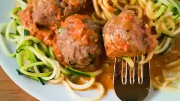 low carb zoodles mit putenbällchen