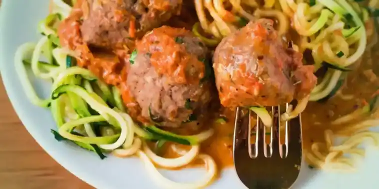 low carb zoodles mit putenbällchen