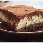 Umgedrehter Apfelkuchen mit vanillecreme bedeckt