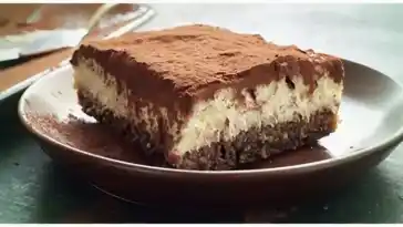Umgedrehter Apfelkuchen mit vanillecreme bedeckt