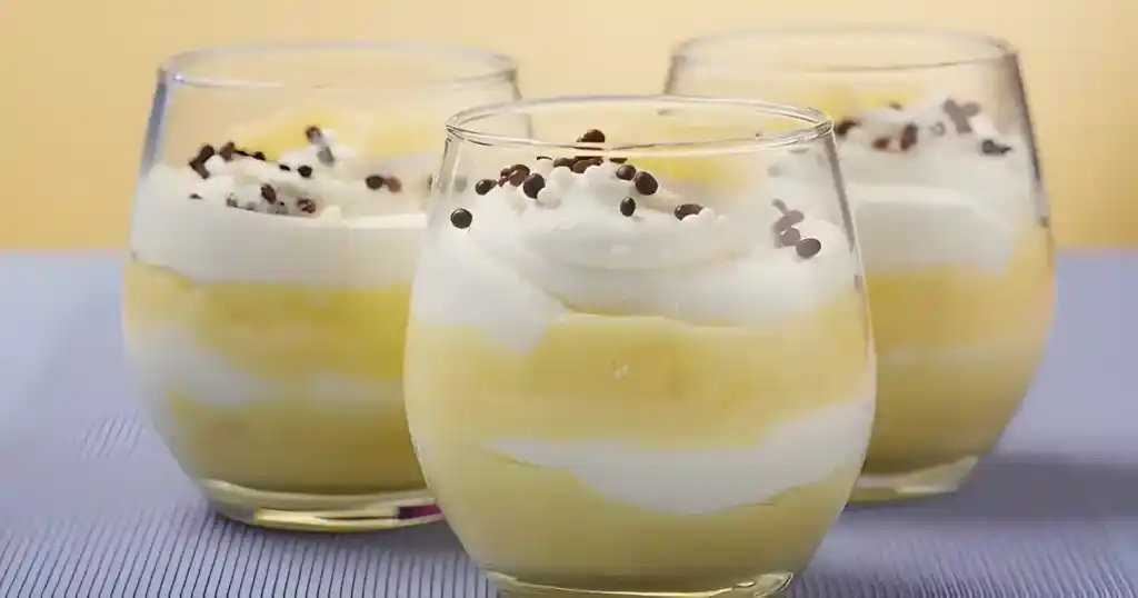Ananasdessert im Glas