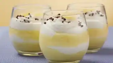 Ananasdessert im Glas